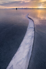 Grietas sobre el hielo cristalino en el lago Baikal, Siberia