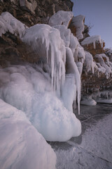 Cuevas de hielo heladas en el lago baikal.