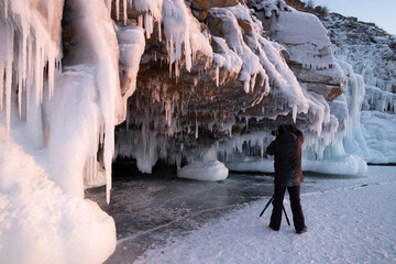 Cuevas de hielo heladas en el lago baikal.