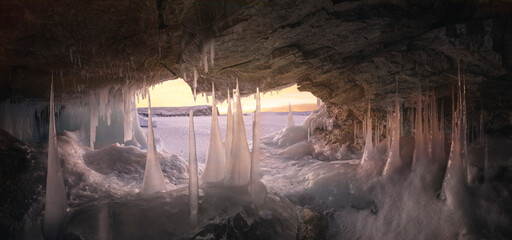 Cuevas de hielo heladas en el lago baikal.