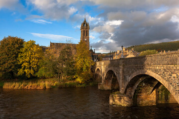Obraz premium The river Tweed at Peebles, showing the Tweed Bridge and the Old Parish Church, Scottish Borders, UK