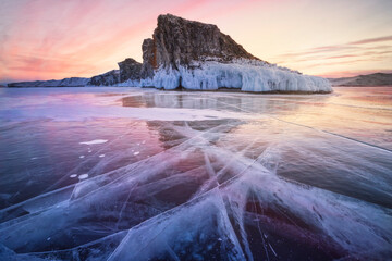 Fototapeta na wymiar Grietas sobre el hielo del Lago Baikal al amanecer.