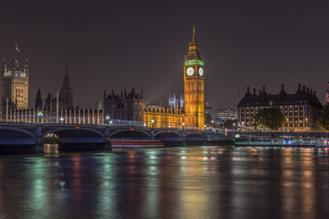 Obraz premium big ben and london's parliament building at night