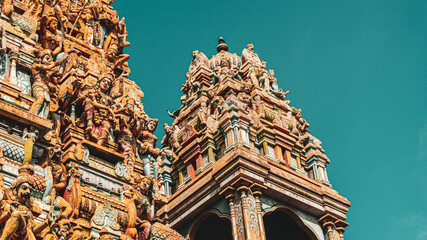 Kolorowa hinduska świątynia, bogate zdobienia. © insomniafoto