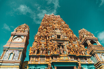 Kolorowa hinduska świątynia, bogate zdobienia. © insomniafoto