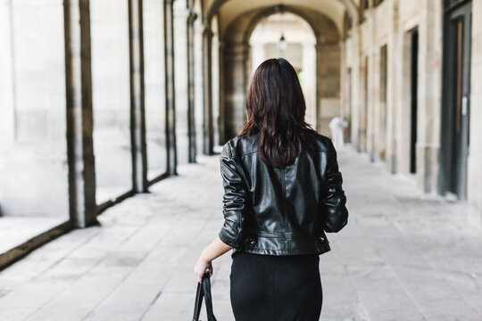 City life woman wearing leather jacket.