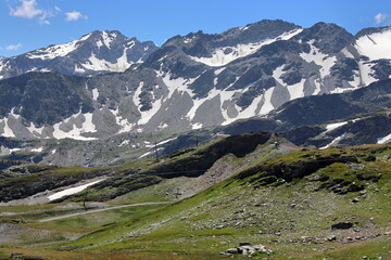 Fototapeta na wymiar Views of the mountains from La Thuile valley. 