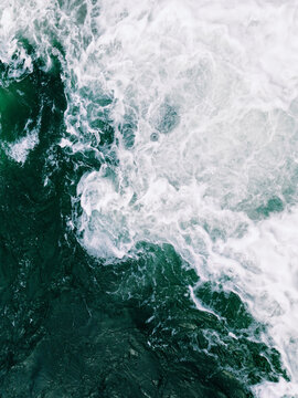 Ocean waves and foaming water