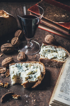 Slice of bread with blue cheese, wine and wallnuts