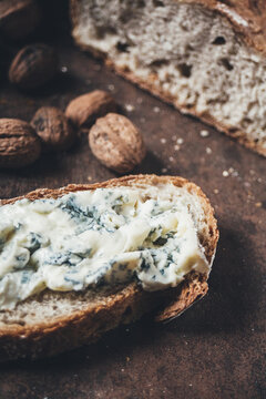 Slice of bread with blue cheese, wine and wallnuts