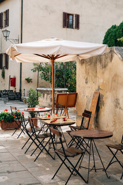 Small outdoor cafe in courtyard, Bagno Vignoni, Tuscany, Italy