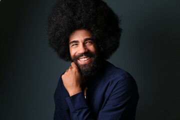 Fototapeta na wymiar Beautiful afro man in front of a background