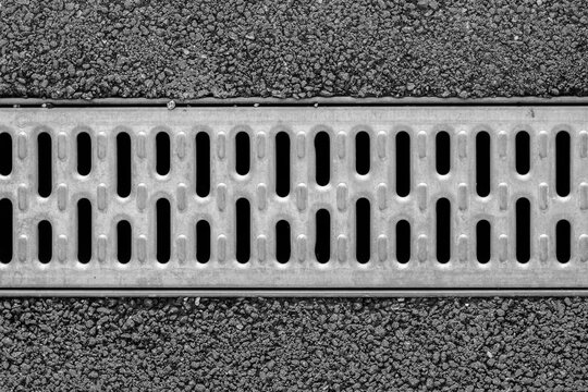 Drainage gutter in pavement