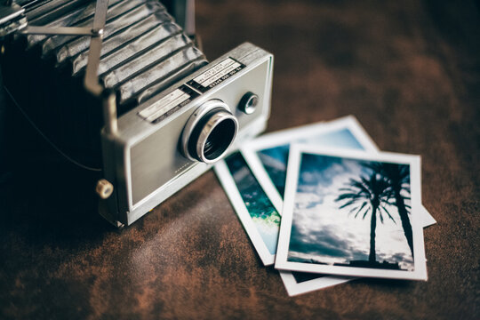 Fototapeta Old camera and Polaroid