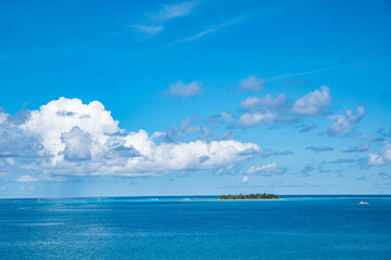 맑은 하늘과 푸른 바다