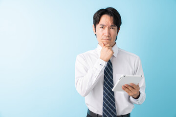 タブレットを見るミドル男性　ビジネス　トラブル