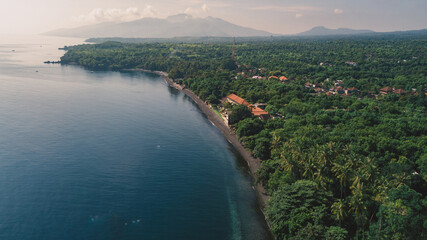 Fototapeta premium Vista aérea, lista vista de praia em Tulamben, Bali, Indonésia