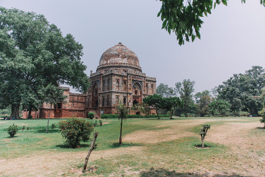 Bara Gumbad tomb and mosque, Lodhi Gardens, New Delhi