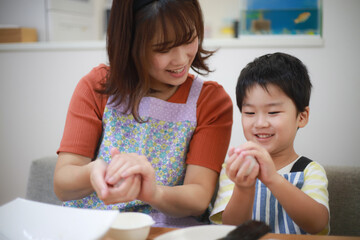 おにぎりを握る親子