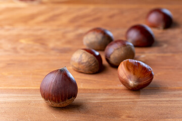 木のテーブルに置かれた栗