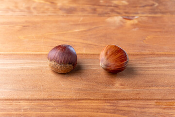 木のテーブルに置かれた栗