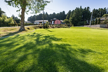 東北の田舎の伝統的な長屋門のある裕福農家