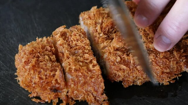 サクサクの衣が付いたとんかつをカットする動画。