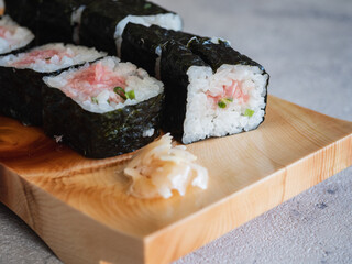 ねぎとろが入った巻き寿司のクローズアップ。