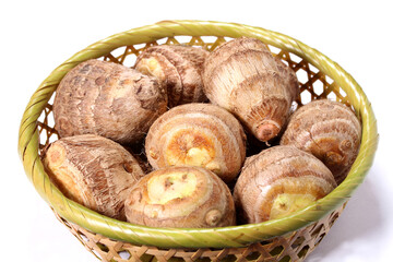 ザルに盛ったサトイモ