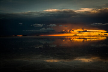 Fototapeta na wymiar flat uyuni salt and desert , infinite mirror and water 