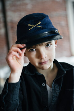 Boy wearing Union soldier hat