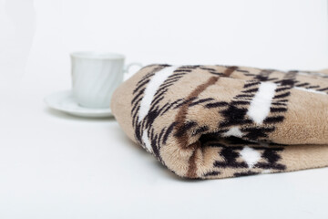 毛布,ひざ掛け,暖かい,寒い,小物,備品,ふわふわ,茶色,柄,布,かける,白,カップ,飲み物,