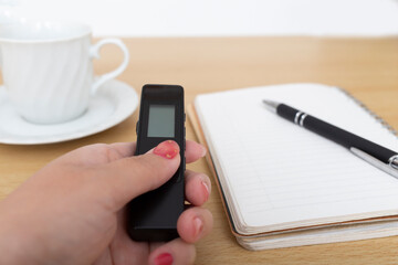 ボイスレコーダー,記録,データ,声,デジタル,黒,録音,備品,機器,デスク,ビジネス,白,ノート,ペン,書く