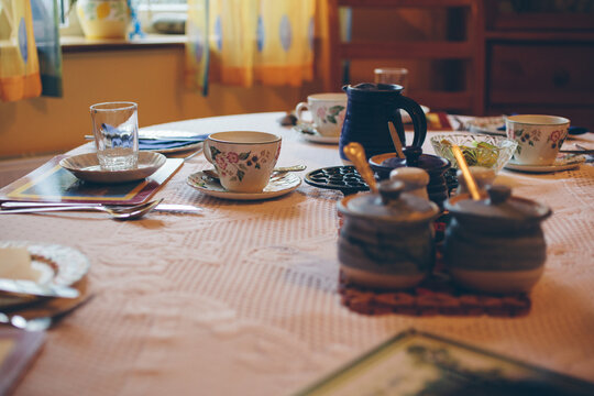 Set Up English Breakfast Table