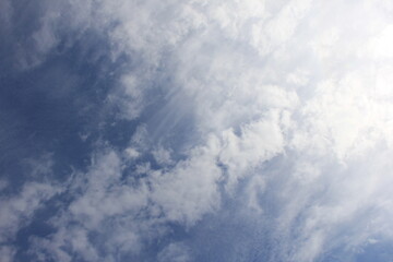 爽やかな青空と白い雲