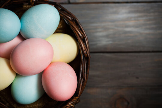 Easter: Pastel Colored Eggs From Vegetable Dyes