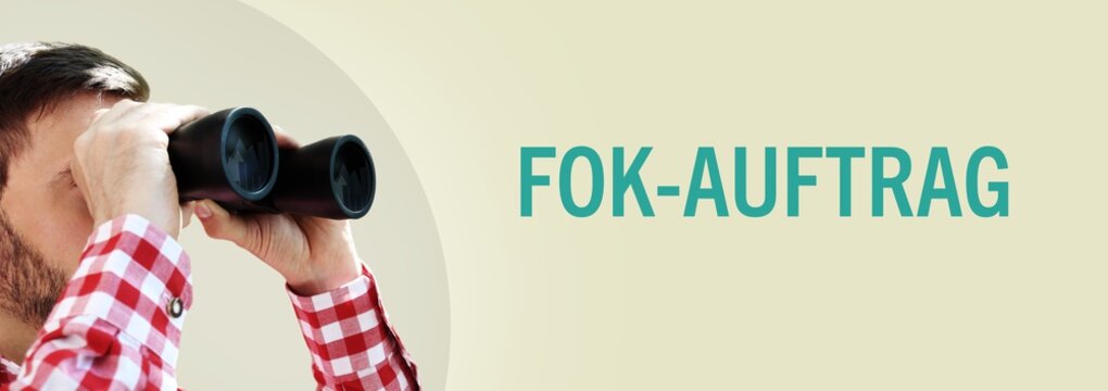 FOK-Auftrag. Mann bei Beobachtung mit Fernglas. Text/Wort in deutsch auf Hintergrund (beige). Panorama Format
