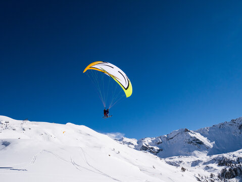 Paraski, extreme mountain sport