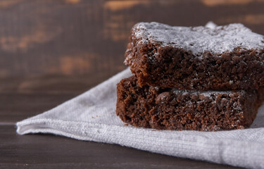 Par de brownies glaseados sobre mantel blanco
