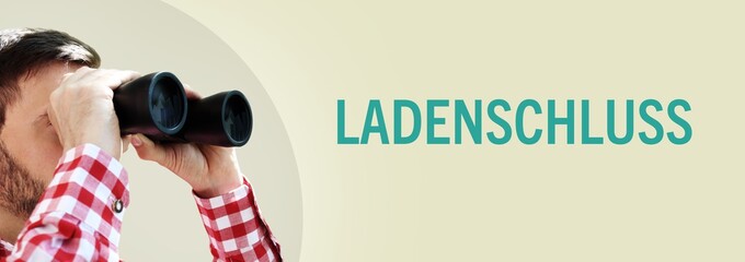 Ladenschluss. Mann bei Beobachtung mit Fernglas. Text/Wort in deutsch auf Hintergrund (beige)....