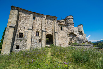 Fototapeta premium Le Barroux, village perché du Luberon en France. 