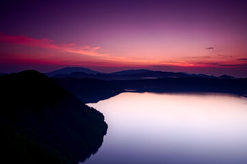 夜明けの摩周湖第三展望台からの風景。北海道
Abstract landscape in contrast of twilight sky colors and mountain silhouettes. Lake Mashu, Hokkaido, Japan.