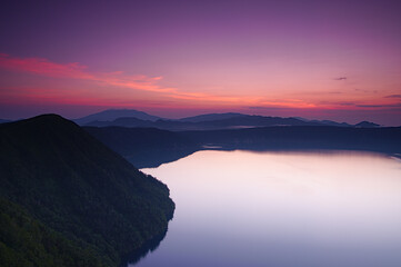夜明けの摩周湖第三展望台からの風景。北海道
Abstract landscape in contrast of twilight sky colors and mountain silhouettes. Lake Mashu, Hokkaido, Japan.