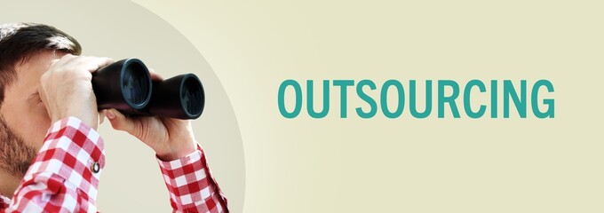 Outsourcing. Mann bei Beobachtung mit Fernglas. Text/Wort in deutsch auf Hintergrund (beige)....