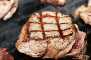 Steak auf dem Grill mit Rautenmuster