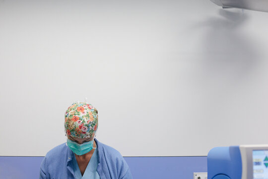 Flowers hat pattern in the operating room