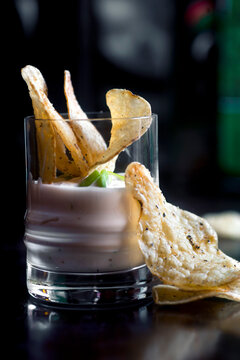 Potato chips baked with herb and garlic dip