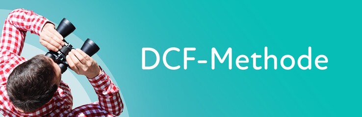 Naklejka premium DCF-Methode. Mann bei Beobachtung mit Fernglas. Fokus auf Text/Wort. Panorama Format. Hintergrund blau/türkis.
