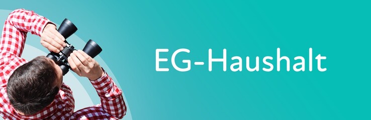 Fototapeta premium EG-Haushalt. Mann bei Beobachtung mit Fernglas. Fokus auf Text/Wort. Panorama Format. Hintergrund blau/türkis.