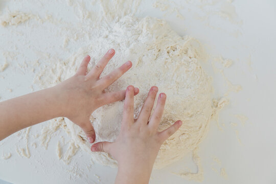 Closeup of child_&Ocirc;&oslash;&Omega;&Ocirc;&oslash;&Omega;s hands mixing white dow